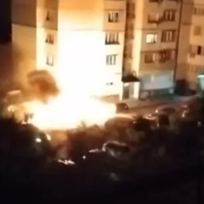 Автомобили лумнаха в пламъци в столичен квартал