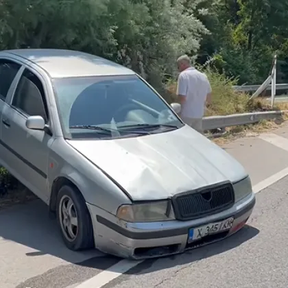 Лек автомобил марка Шкода се качи върху мантилената по пътя