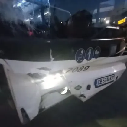 Среднощно! Кола и автобус се блъснаха в София СНИМКИ