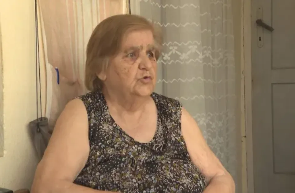 Възрастна жена oстана без пенсия, след като някой източи банковата ѝ карта