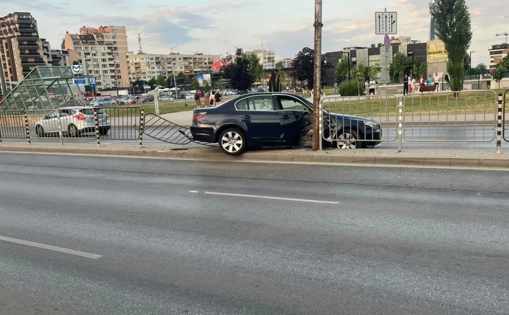 Дрифт? БМВ се вряза в стълб на булевард в София, щетите са сериозни СНИМКИ