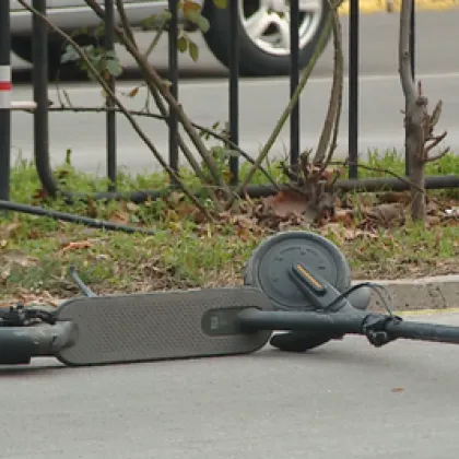 Момче на 11 години карало електрическа тротинетка е пострадало при