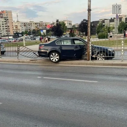 Кола се вряза в стълб на столичния булевард Александър Малинов