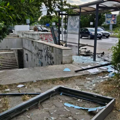 Автобусна спирка е потрошена във варненския квартал Бриз Става въпрос