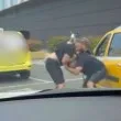 Юмруци и хватки: Шофьори се млатиха посред бял ден на улица ВИДЕО