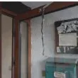 Змия висна на входната врата на блок СНИМКА