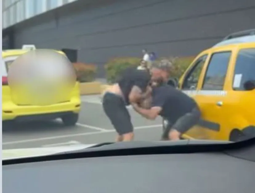 Юмруци и хватки: Шофьори се млатиха посред бял ден на улица ВИДЕО