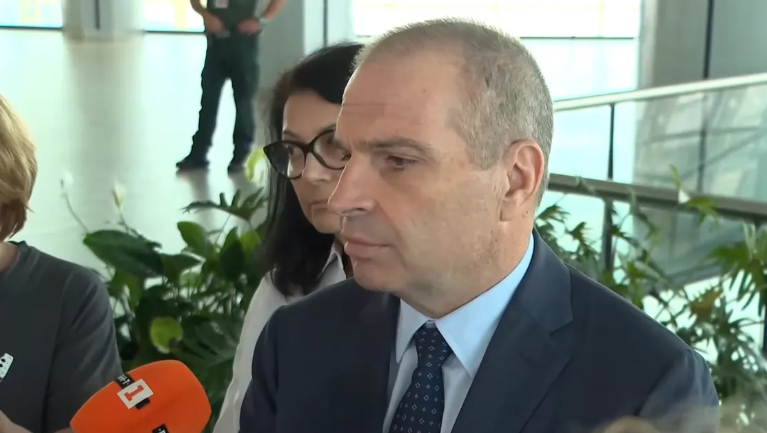 Караджов: Отнемаме лиценза на наземния оператор на столичното летище