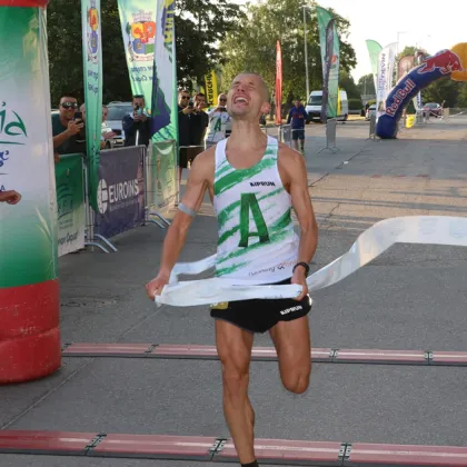 Тази нощ Христо Цветков стана първият пробягал 100 те километра около