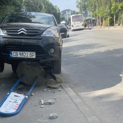 Кола се качи върху тротоар и отнесе табела в София, шеги заваляха във Facebook