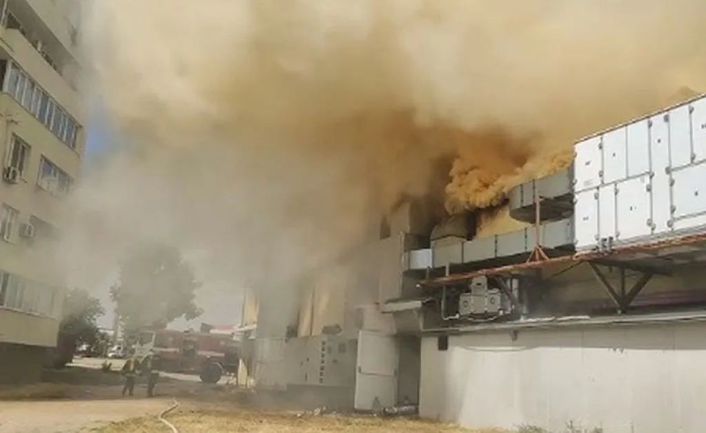 Огнени пламъци погълнаха казино в Свиленград ВИДЕО