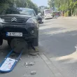Кола се качи върху тротоар и отнесе табела в София, шеги заваляха във Facebook