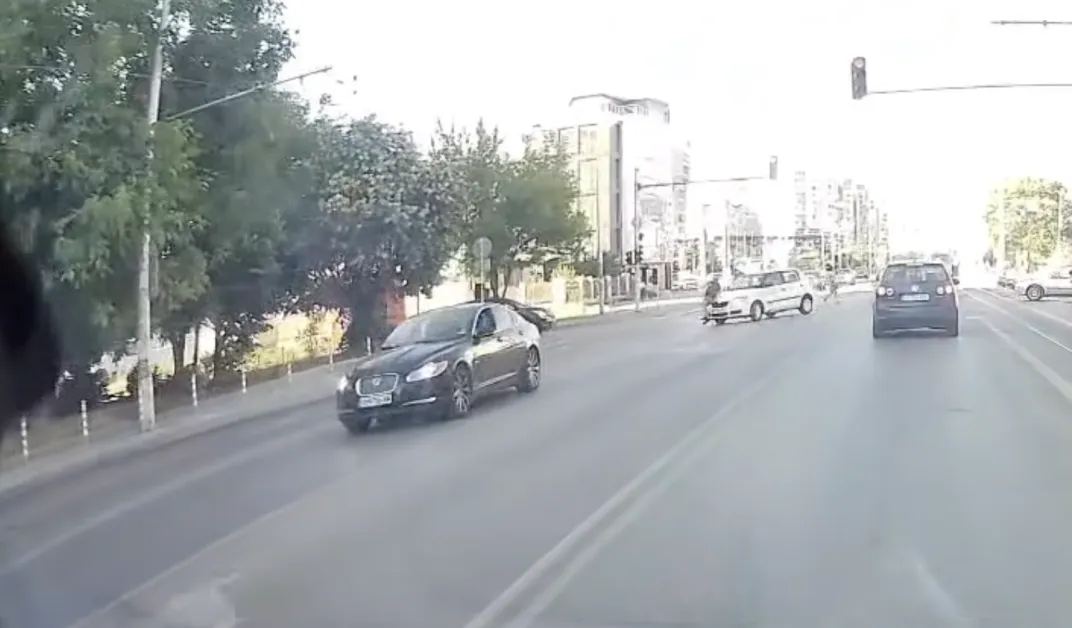 Кола помете жена на пешеходна пътека в София ВИДЕО