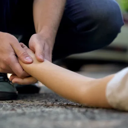 18 годишен шофьор блъсна и уби 12 годишно дете във велинградското село Кръстава съобщиха