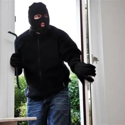 Апаш се е вмъкнал в дома на столичанка и е