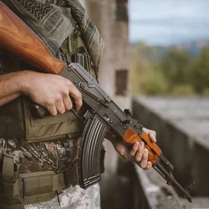 Най малко 57 колумбийски войници бяха задържани вчера от местни жители