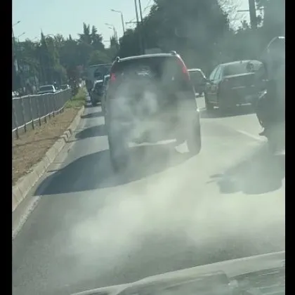 Малка кола успя да привлече вниманието на участник в движението