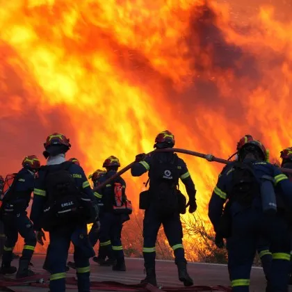 Близо 200 пожарникари се борят с голям горски пожар на