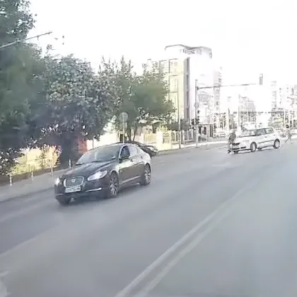 Кола помете пешеходец на ул Бели Дунав в София За
