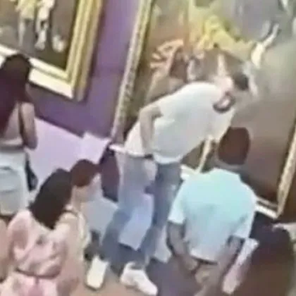 Турист съсипа безценна картина в музей ВИДЕО