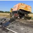 Шофьор се вряза челно във водоноска, загина СНИМКА