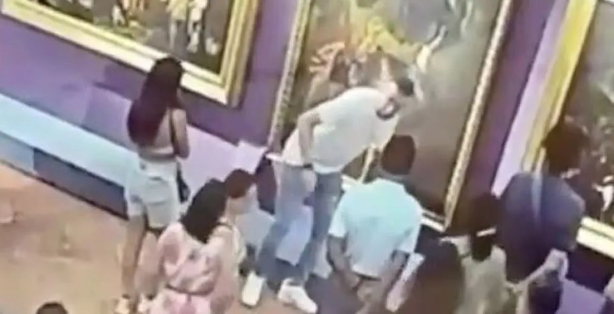 Турист съсипа безценна картина в музей ВИДЕО