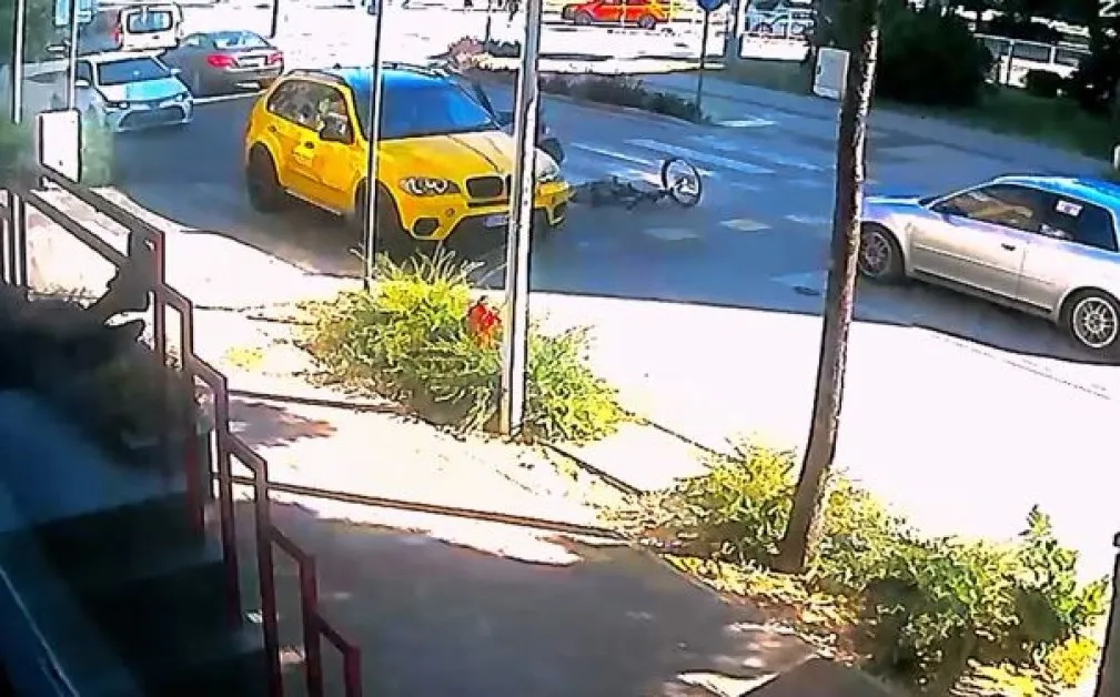 Безумие! БМВ и дете с колело се блъснаха на "зебра" ВИДЕО