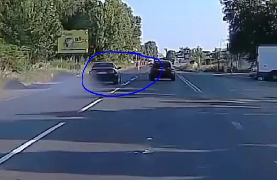 БМВ едва не помете пешеходец при изпреварване ВИДЕО