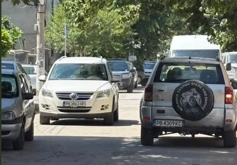 "Господари на улицата”: Кола запречи път в Асеновград, водачи заобикалят СНИМКА