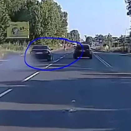 БМВ едва не помете пешеходец при изпреварване ВИДЕО