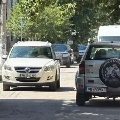 "Господари на улицата”: Кола запречи път в Асеновград, водачи заобикалят СНИМКА