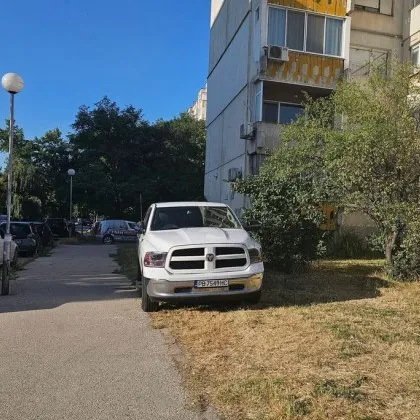 Пикап "пасе" край панелка в Пловдив СНИМКИ