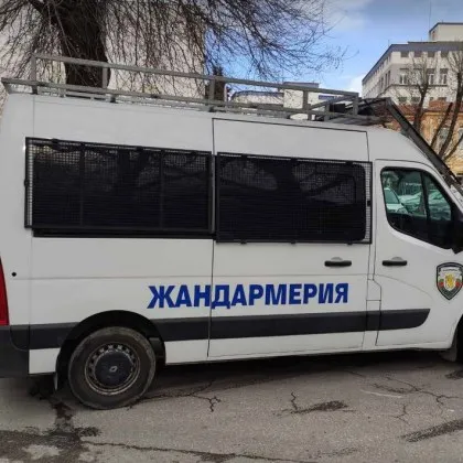 Син заля майка си с бензин, опита да я запали