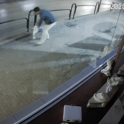 Мъж бе заснет от охранителни камери да разлива бяла латексова