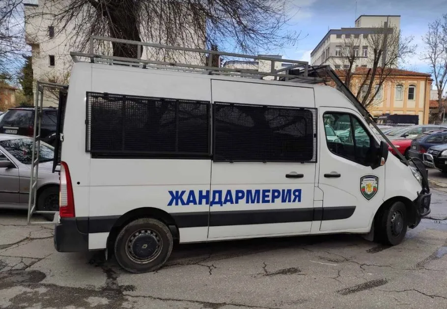 Син заля майка си с бензин, опита да я запали