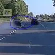 БМВ едва не помете пешеходец при изпреварване ВИДЕО