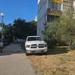 Пикап "пасе" край панелка в Пловдив СНИМКИ