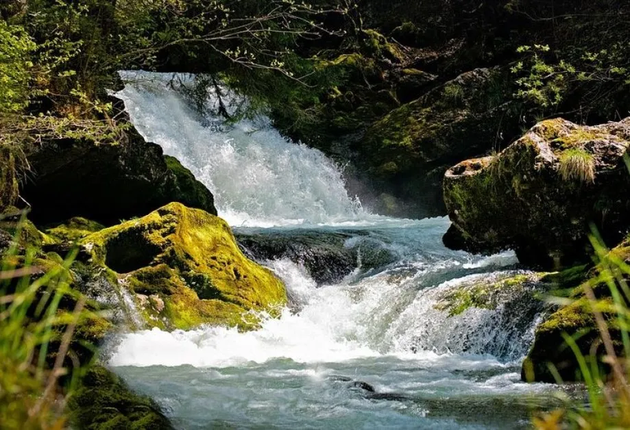 Трагедия на водопад: трима туристи загинаха при скок във вода