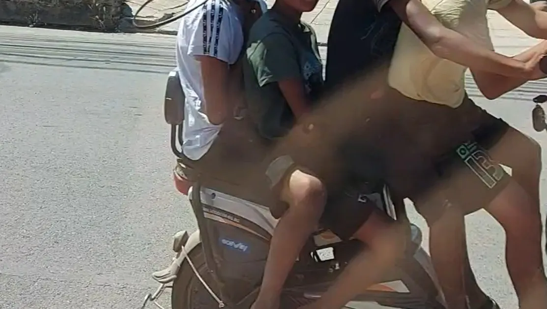 Родителите къде са? Четири деца яхнаха скутер в Раковски СНИМКА