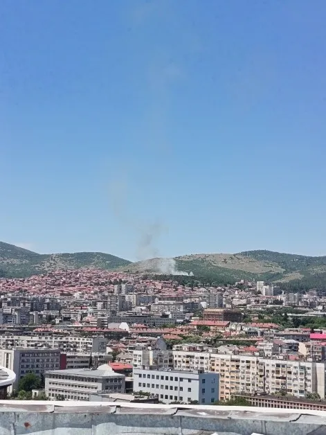 Избухна пожар в Стара Загора, дим се издига в небето* СНИМКИ