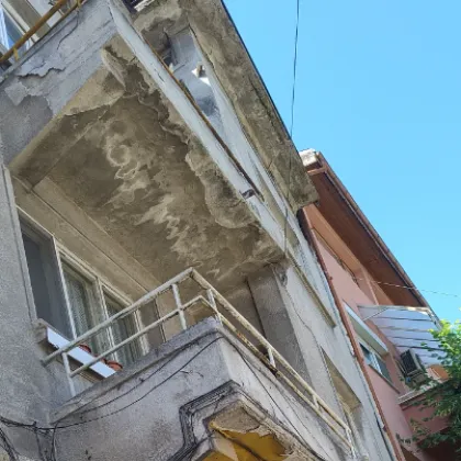 Жителка на Асеновград алармира в социалните мрежи за опасно рушаща