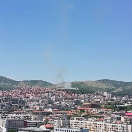 Избухна пожар в Стара Загора, дим се издига в небето* СНИМКИ