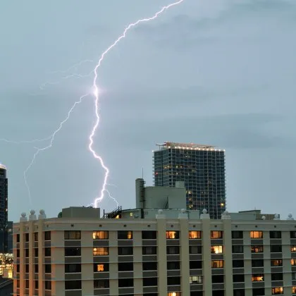 Мъж почина след като беше ударен от мълния по време