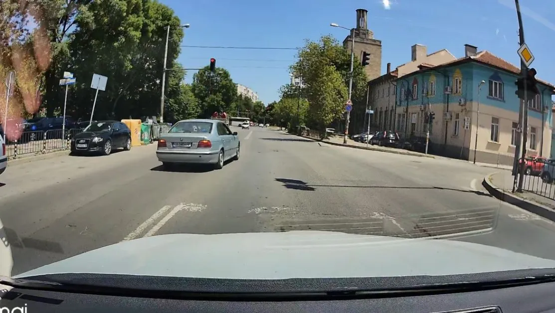 На червено, през насрещното: БМВ с груби нарушения в София СНИМКИ