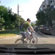 Колоездач шпори "все едно е на село на площада" - последва сблъсък с реалността ВИДЕО