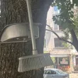 В столичен квартал закрепиха лопата и метла на дърво. Защо? СНИМКА