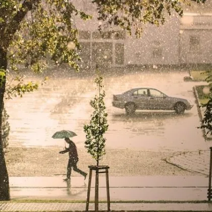 Двама души са загинали във Франция при на силните бури които