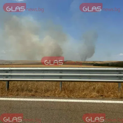 Пожар гори край автомагистрала Тракия в Карнобат За това сигнализира