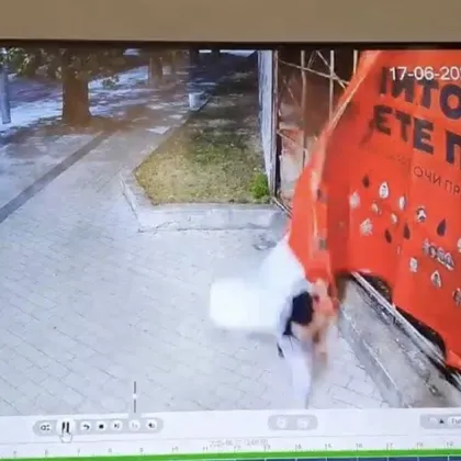 Прокуратурата се самосезира за посегателството върху плакат на кампанията "Нито едно дете повече"