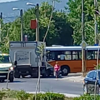 Катастрофа между кола камион и автобус затруднява движението на столична